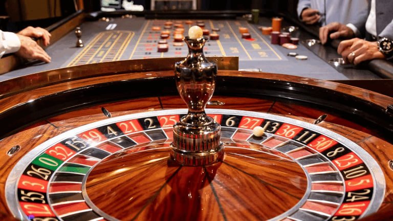 XDA77 App တွင် Live Casino နှင့် Slots ကစားနေသောပုံ